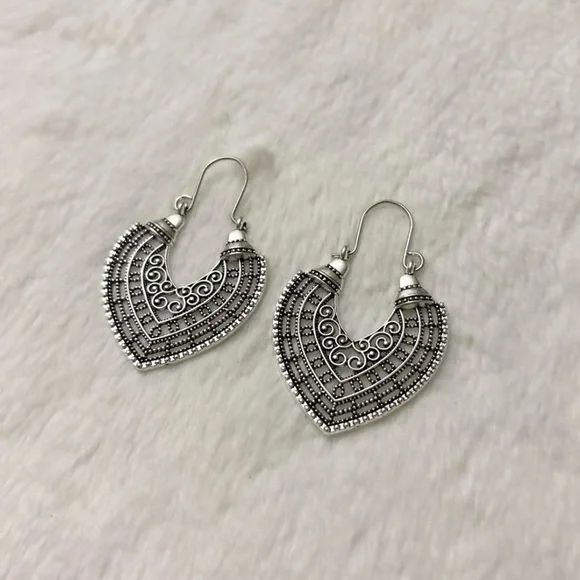 5/$15 🩷 MUST BUNDLE Intricate Silver-Tone Filigree Heart Hoop Earrings - Picture 5 of 5